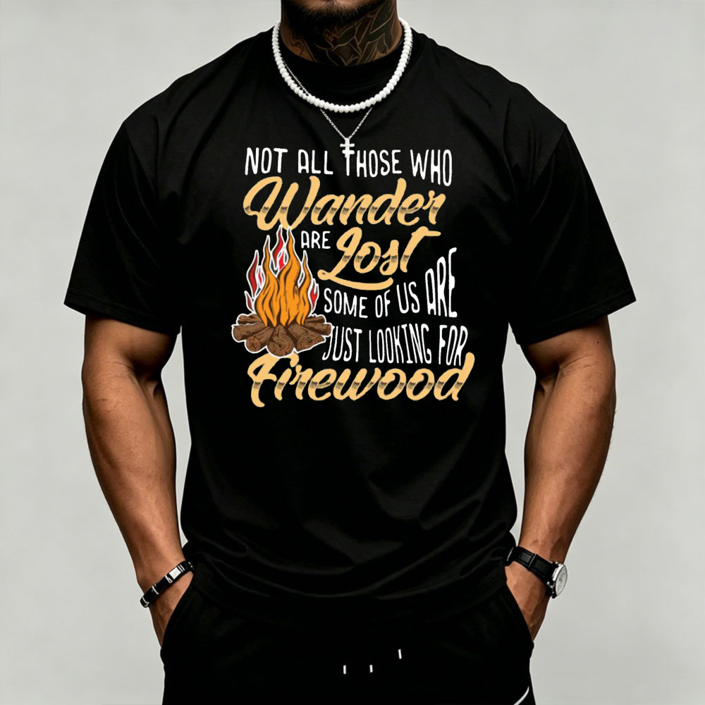 Outdoor Adventure Quotes Short - アンピング キャンプファイヤー グラフィック メンズ Tシャツ 引用プリント
