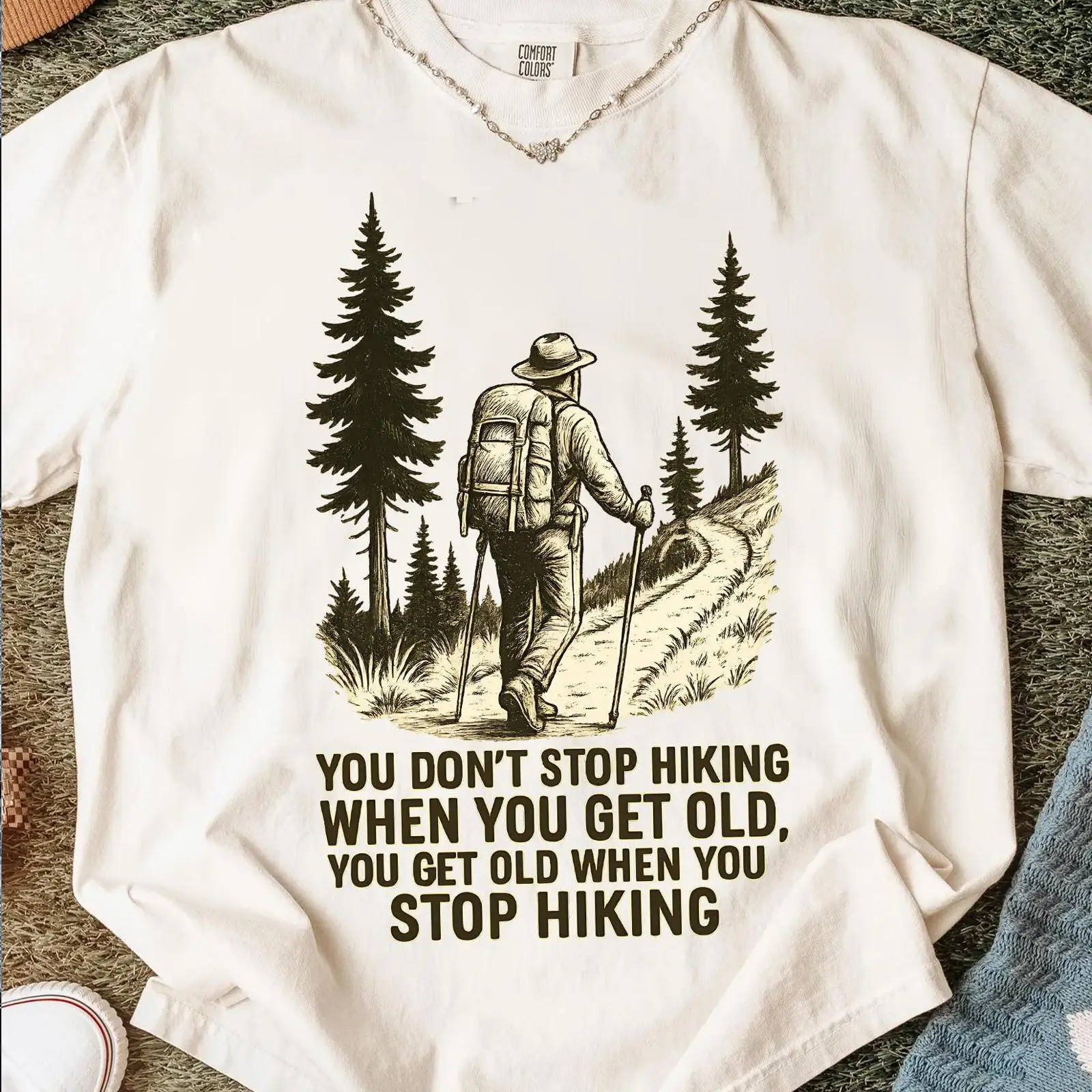 Outdoor Adventure Quotes Short - あなたは老くなるとハイキングをやめないでください 面白い引用句 Tシャツ アウトドア アドベンチャー 自然愛好家のための