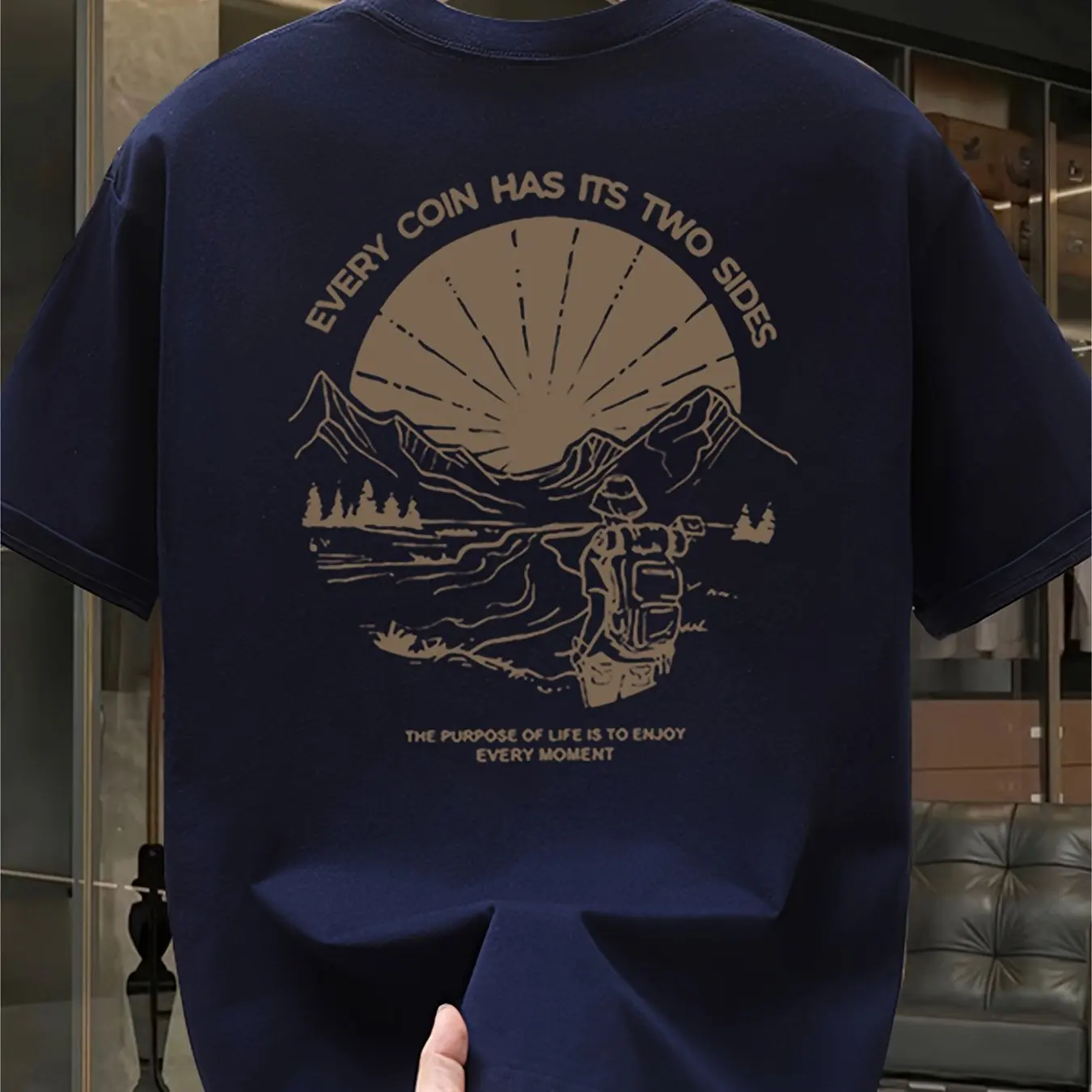 ヴィンテージマウンテンハイキンググラフィック Tシャツ男性夏 - Outdoor Adventure Quotes Short のレビューと価格