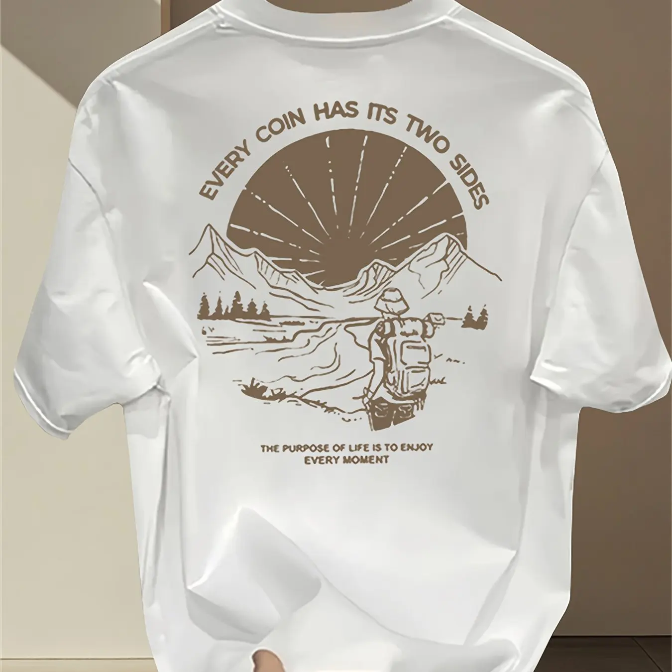 ヴィンテージマウンテンハイキンググラフィック Tシャツ男性夏 - Outdoor Adventure Quotes Short のレビューと価格