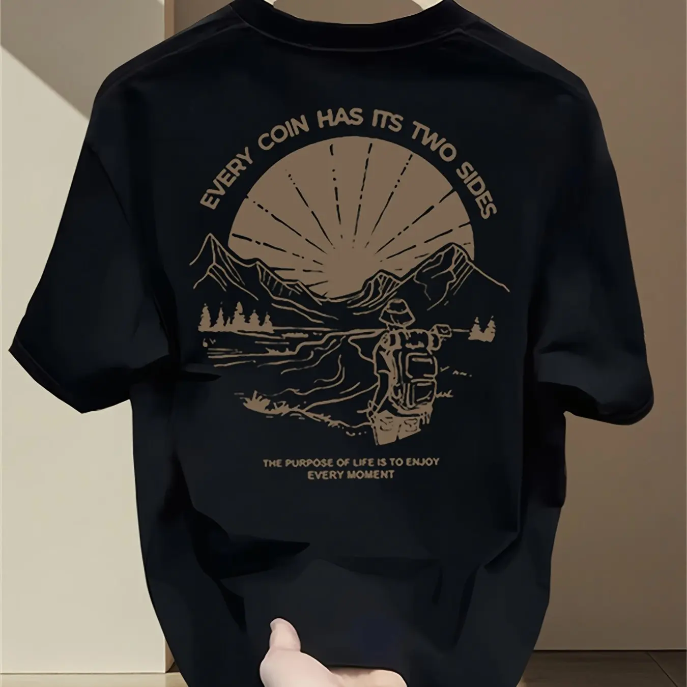 ヴィンテージマウンテンハイキンググラフィック Tシャツ男性夏 - Outdoor Adventure Quotes Short のレビューと価格
