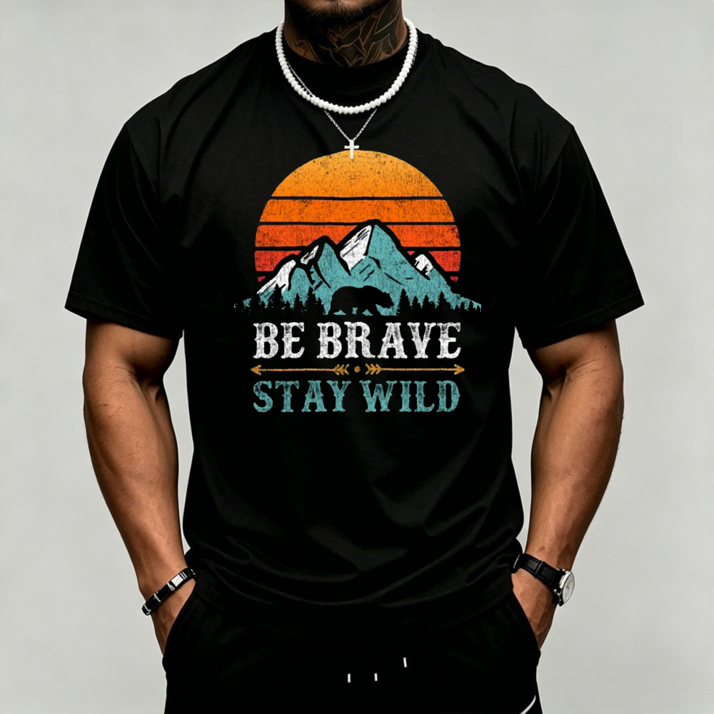 サンセットマウンテンベアグラフィックメンズTシャツ「Be B - Outdoor Adventure Quotes Short のレビューと価格