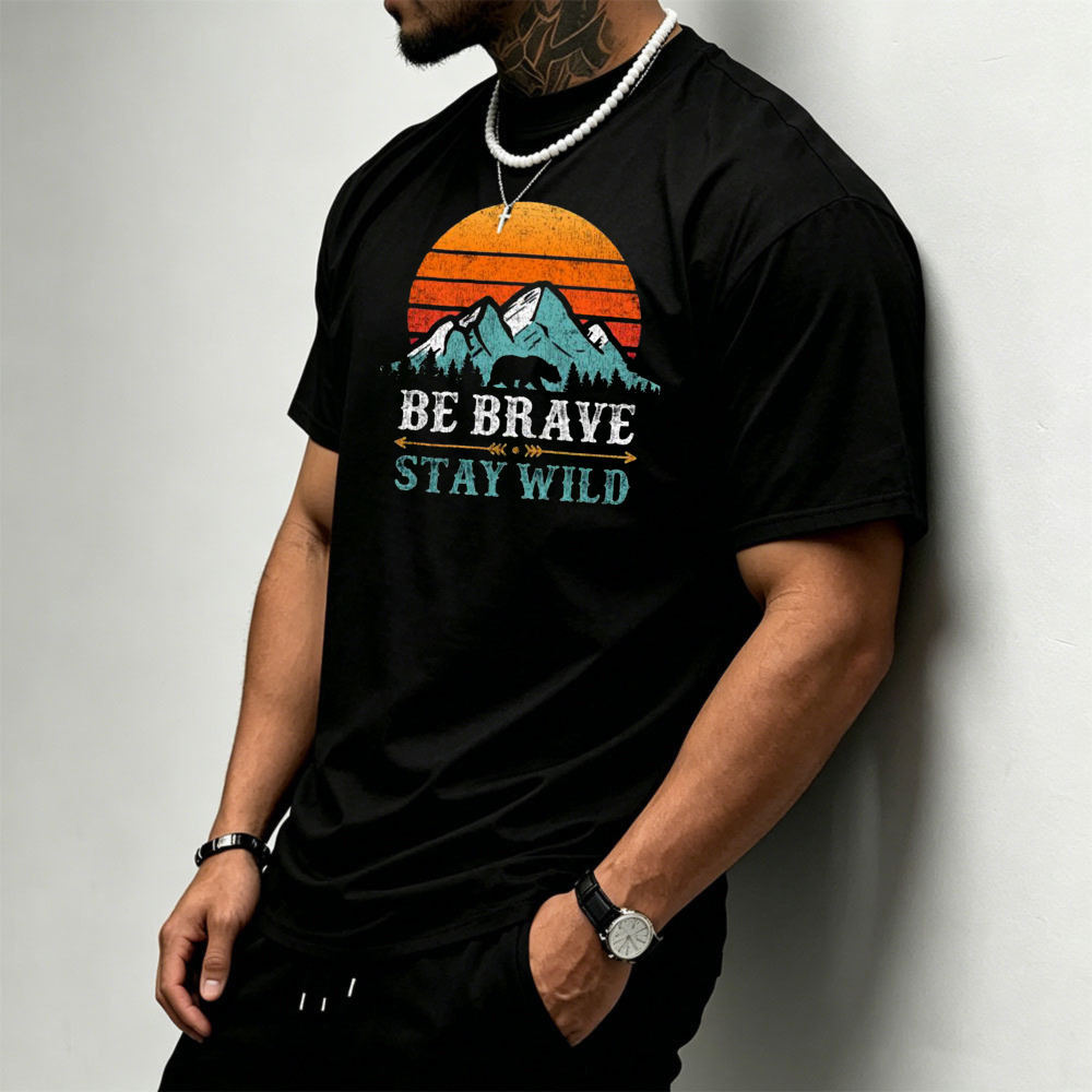 サンセットマウンテンベアグラフィックメンズTシャツ「Be B - Outdoor Adventure Quotes Short のレビューと価格