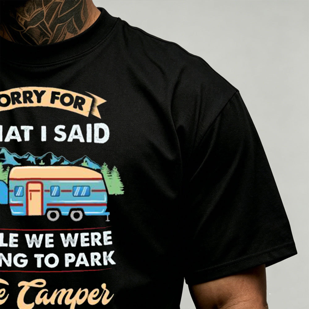 キャンパートレーラーキャンピンググラフィックメンズTシャツユ - Outdoor Adventure Quotes Short のレビューと価格