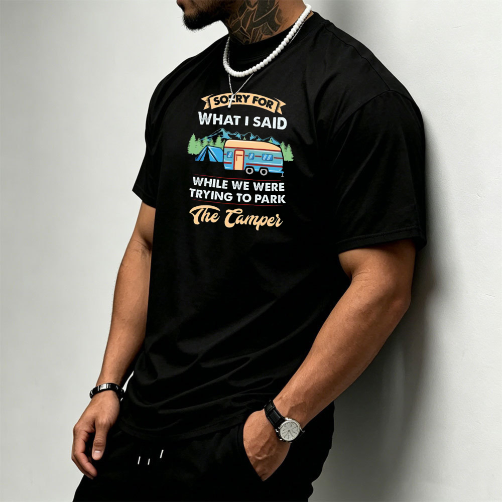 キャンパートレーラーキャンピンググラフィックメンズTシャツユ - Outdoor Adventure Quotes Short のレビューと価格
